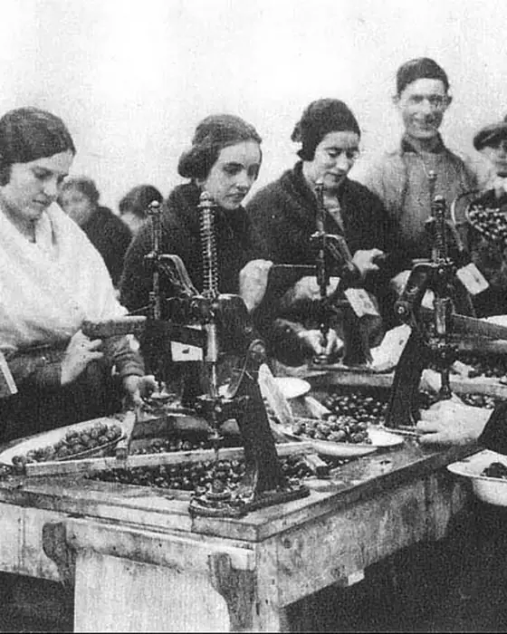 Mujeres en un taller de montaje y reparación