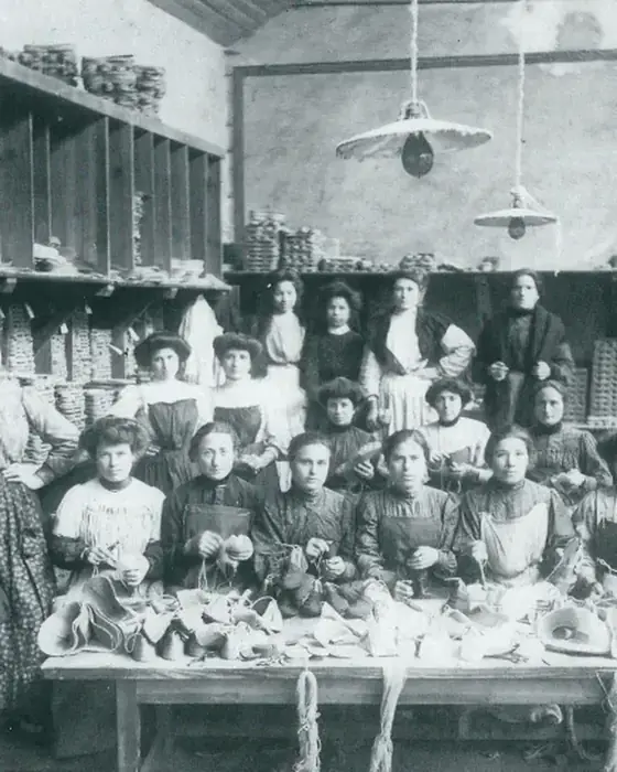 Mujeres trabajando en un taller de cerámica