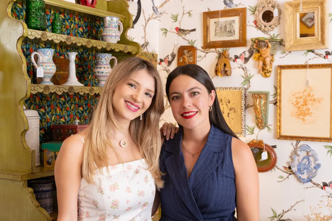 Claudia Saavedra y Ainhoa Escudero en la tienda de antigüedades donde se grabó el segundo episodio