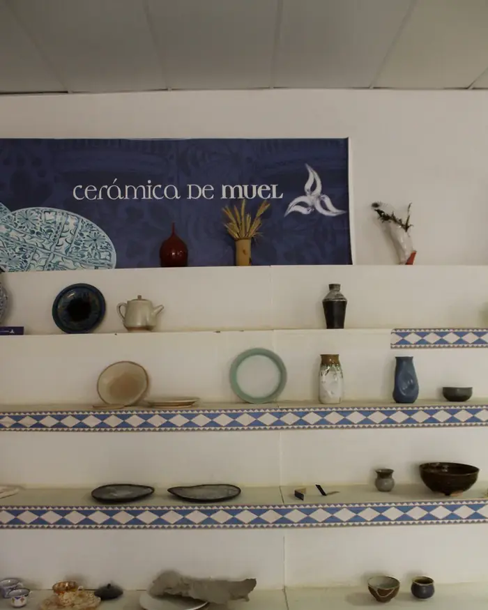 Estantería con piezas de cerámica de Muel