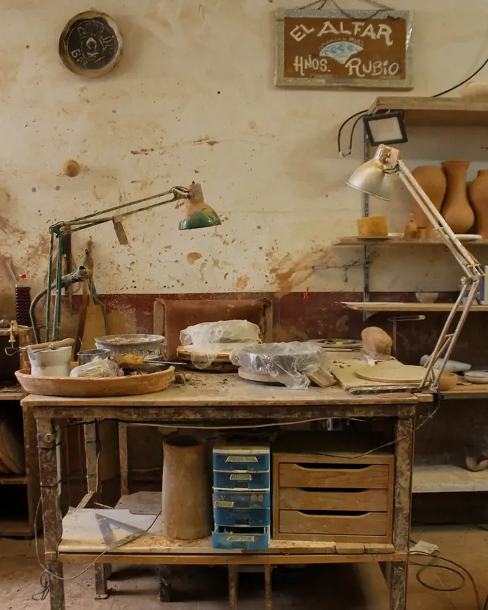 Mesa de trabajo del taller de cerámica de Muel